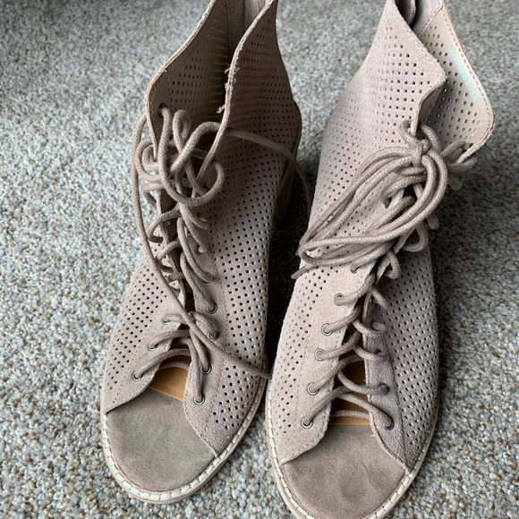 Shoes - Picture 3 of 7